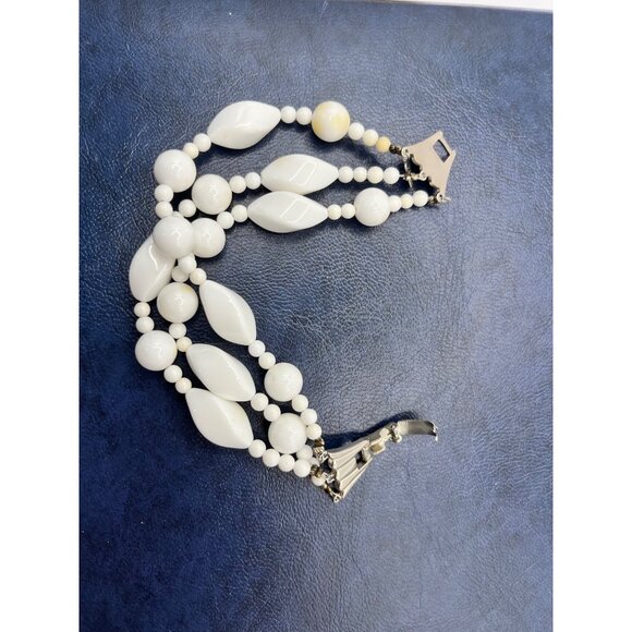 Vintage White Triple Strand Beaded Bracelet With Metal Clasp A07 - Picture 2 of 4